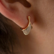 Carica l&#39;immagine nel visualizzatore di Gallery, Zircon Sculpt Earrings
