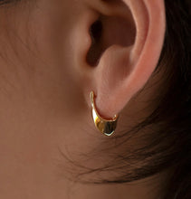 Carica l&#39;immagine nel visualizzatore di Gallery, Sculp Earrings
