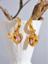 Carica l&#39;immagine nel visualizzatore di Gallery, Pink Heart Earrings
