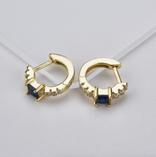 Carica l&#39;immagine nel visualizzatore di Gallery, Blu Diamond Earrings
