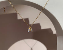 Carica l&#39;immagine nel visualizzatore di Gallery, Bee Necklace
