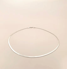 Carica l&#39;immagine nel visualizzatore di Gallery, Flat Chain Necklace
