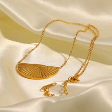 Carica l&#39;immagine nel visualizzatore di Gallery, Sun Motif Necklace
