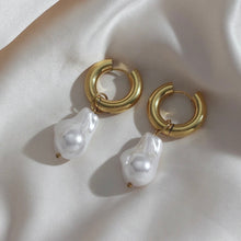 Carica l&#39;immagine nel visualizzatore di Gallery, Pearl Earrings
