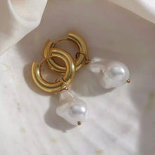 Carica l&#39;immagine nel visualizzatore di Gallery, Pearl Earrings
