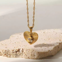 Carica l&#39;immagine nel visualizzatore di Gallery, Heart Necklace
