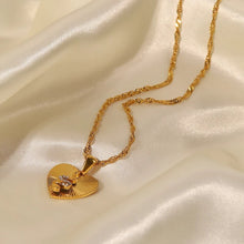 Carica l&#39;immagine nel visualizzatore di Gallery, Heart Necklace
