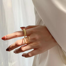 Carica l&#39;immagine nel visualizzatore di Gallery, Olivia &amp; Vintage Rings
