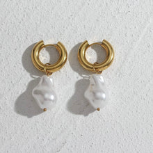 Carica l&#39;immagine nel visualizzatore di Gallery, Pearl Earrings
